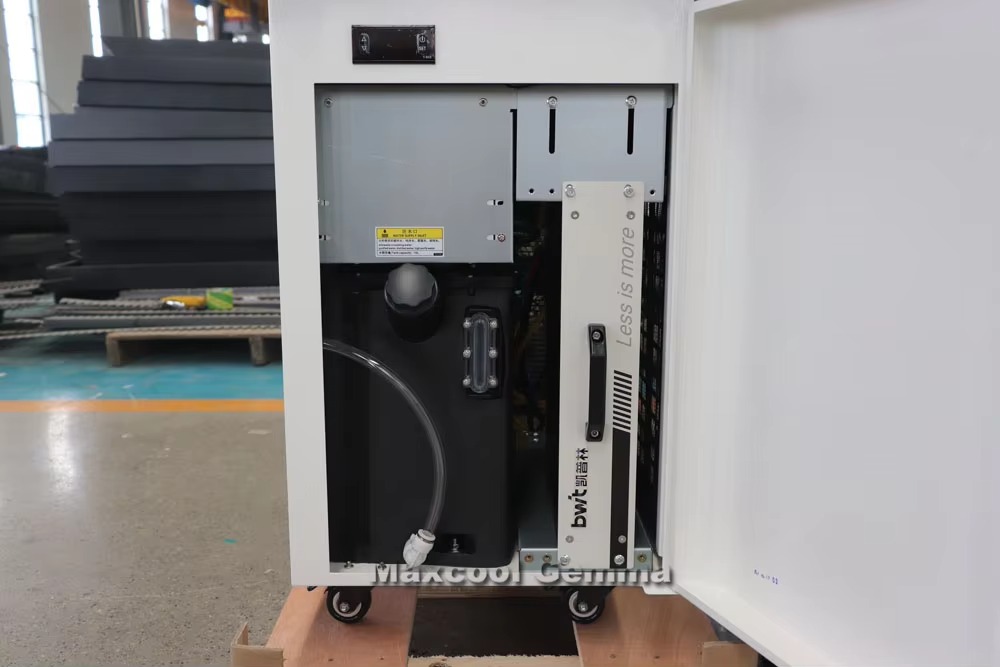 Industrial Fiber Laser Cutting Machine - ماكينة قطع الفولاذ بالليزر الليفي CNC