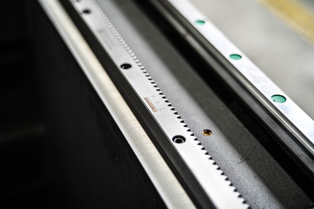 آلة قطع بالليزر صناعية احترافي - مراجعة Industrial Fiber Laser Cutting Machine وسعره