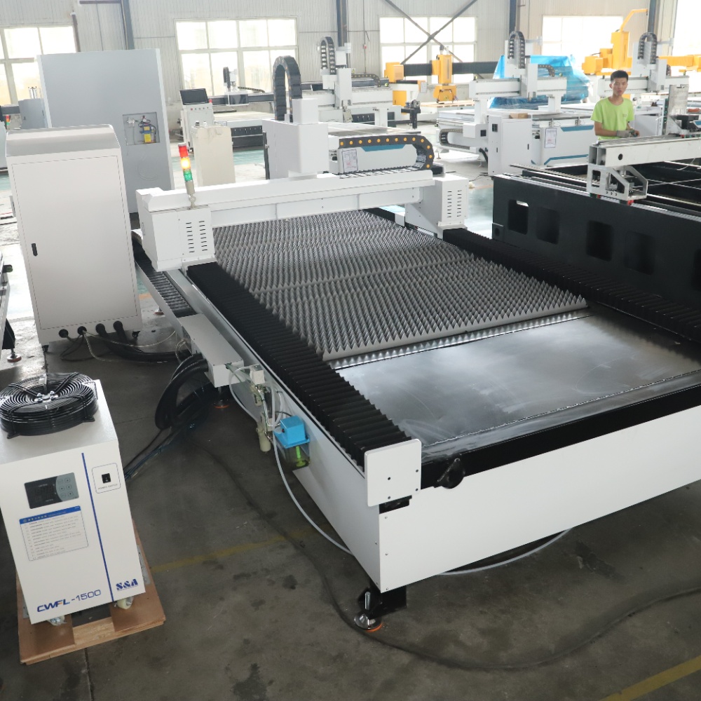 آلة قطع بالليزر الليفي للصفائح - مراجعة Industrial Fiber Laser Cutting Machine وسعره