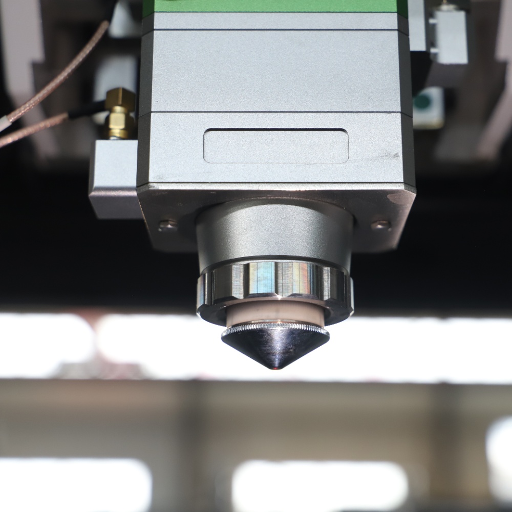 آلة قطع بالليزر الليفي للصفائح - مراجعة Industrial Fiber Laser Cutting Machine وسعره