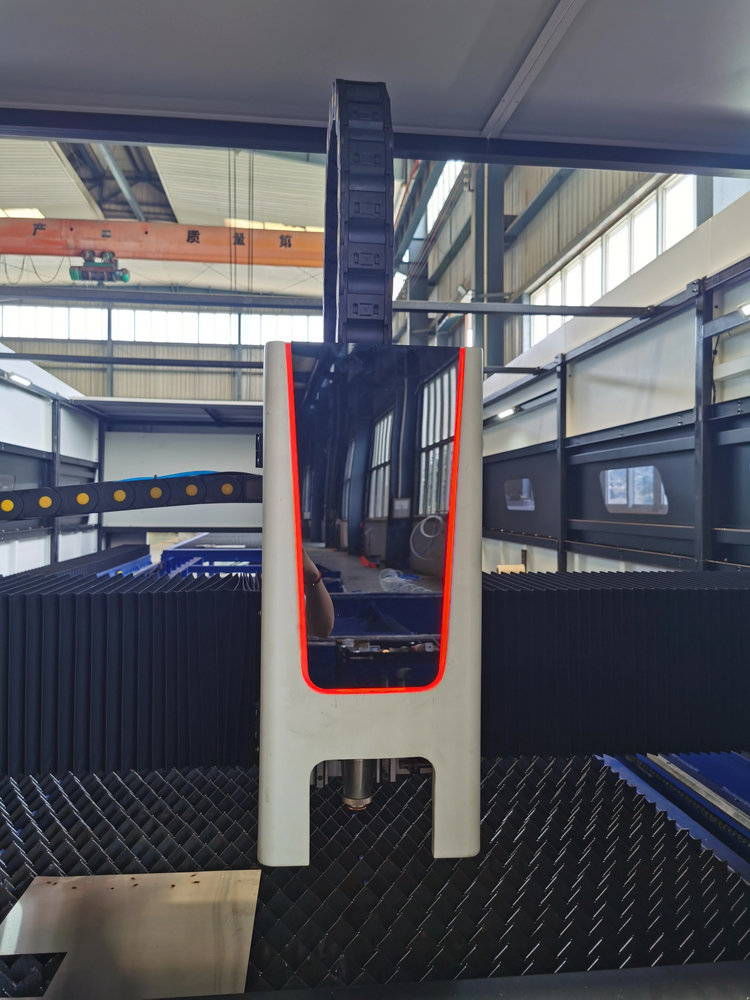 آلة قطع بالليزر الليفي CNC مغل - مراجعة Industrial Fiber Laser Cutting Machine وسعره